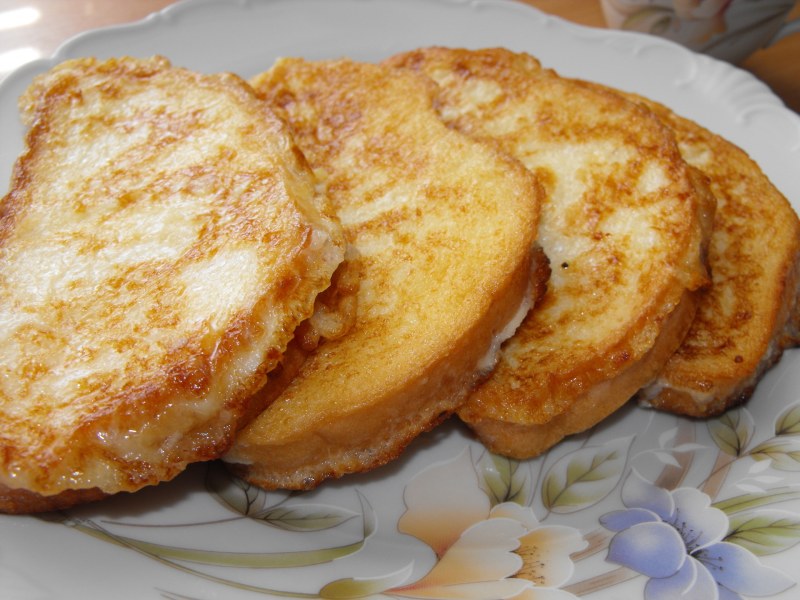Хлеб жареный с яйцом и молоком