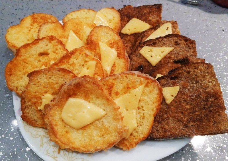 Гренки с сыром на сковороде
