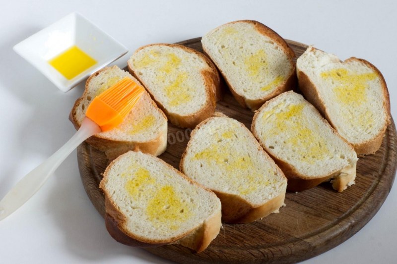 Гренки с яйцом и чесноком