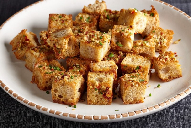 Гренки с чесноком и сыром