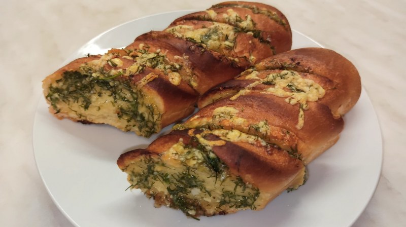 Багет с сыром и зеленью