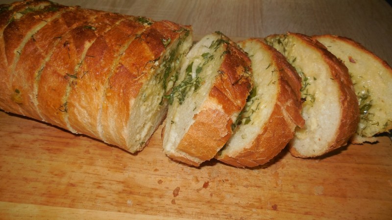 Батон с сыром и чесноком