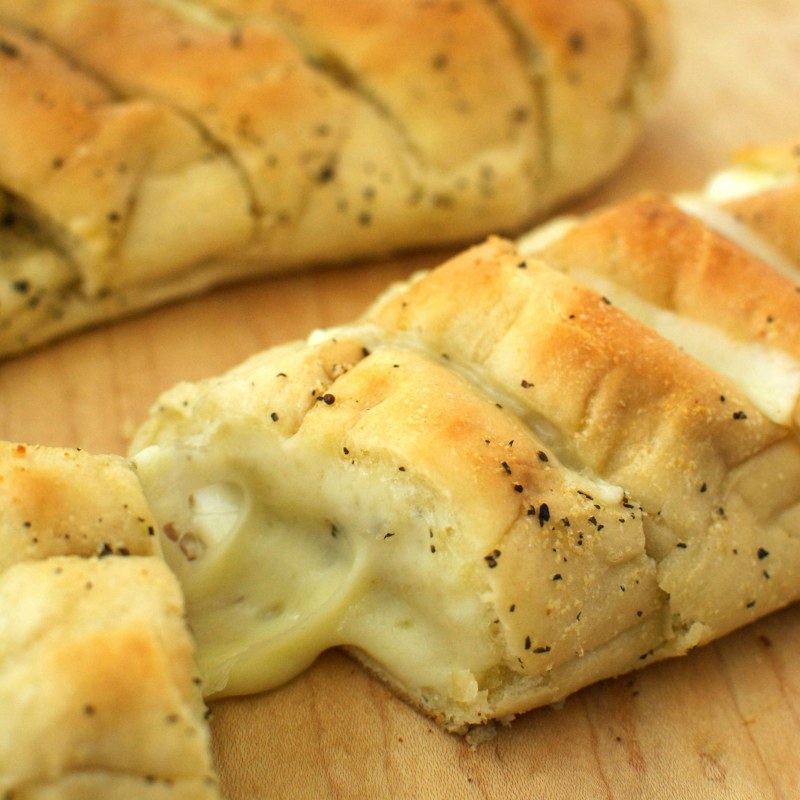 Чесночный багет с сыром