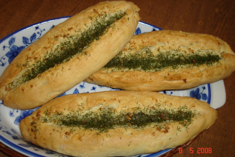 Батон с чесноком