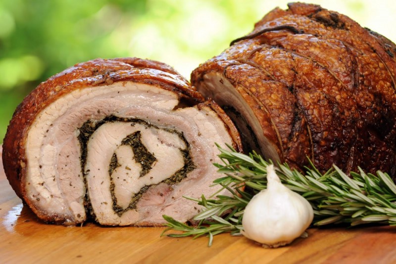 Мясной рулет из брюшины свинины