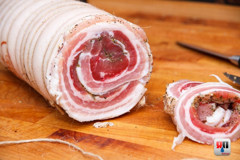 Рулет из сала со шкуркой