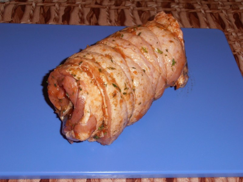 Мясной рулет на деревянной доске