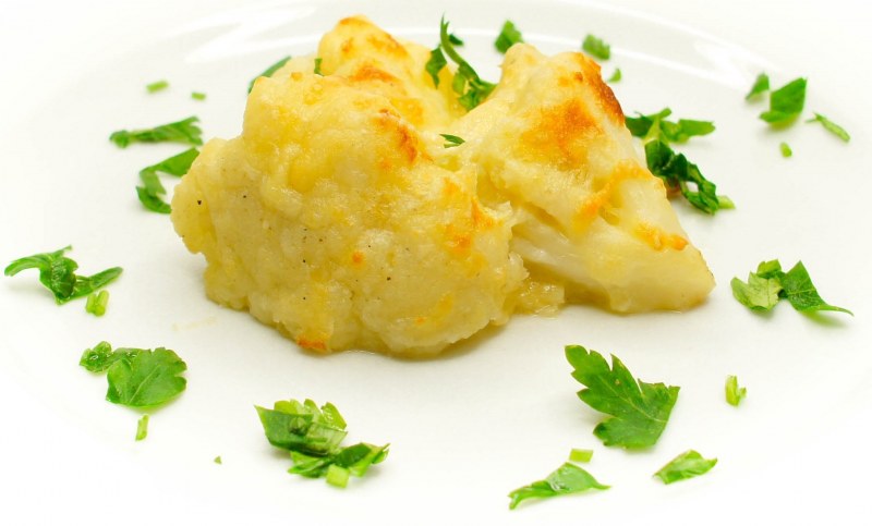 Кабачки и цветная капуста запеченные под соусом