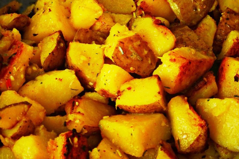 Молодая картошка с укропом