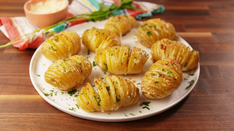 Картошка с укропом и маслом и чесноком