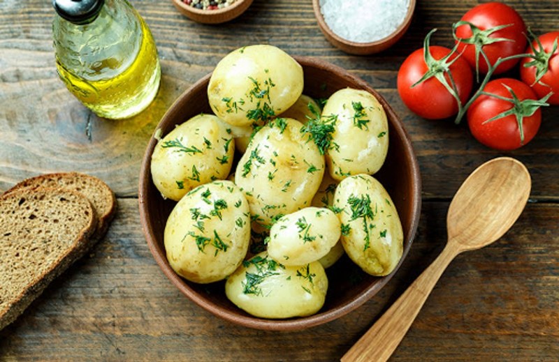 Вареная картошка с укропом