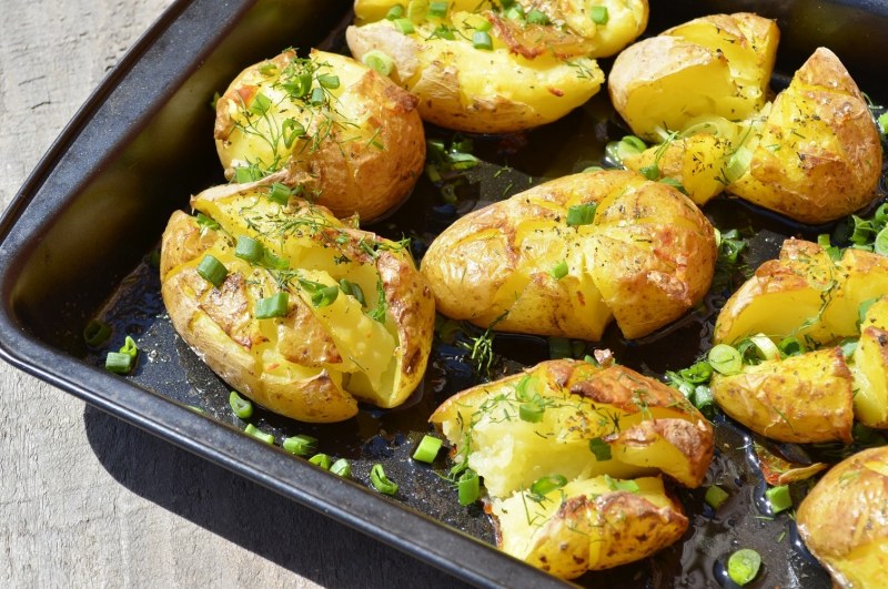 Молодой картофель с укропом и маслом