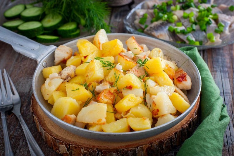 Молодой картофель с укропом