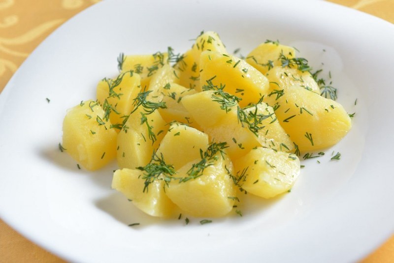 Картофель запеченный с чесноком