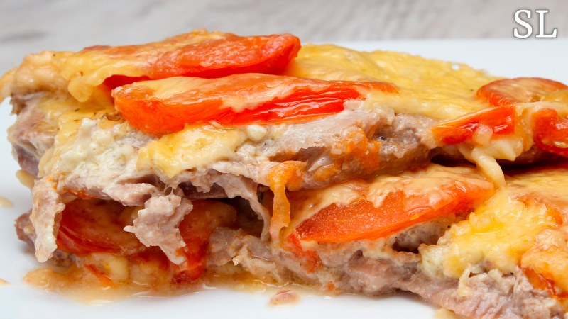 Мясо с помидорами и сыром в духовке