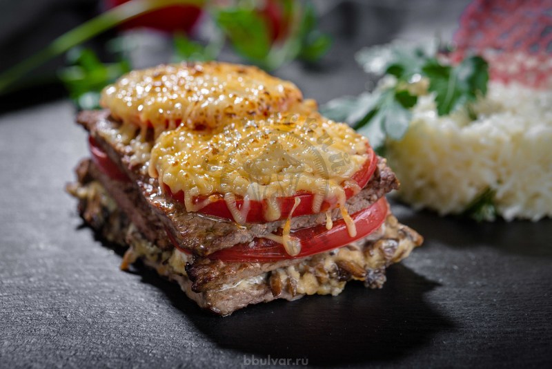 Свинина запеченная с помидорами и сыром