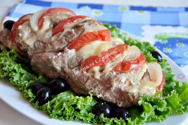 Мясо с помидорами и сыром