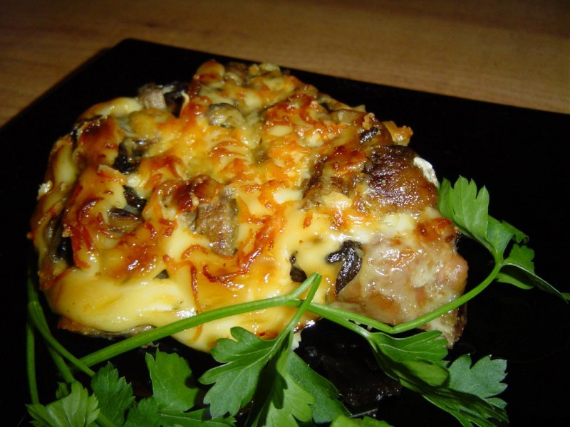 Свинина запеченная с грибами и сыром