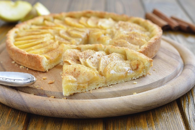 Открытый пирог с яблоками