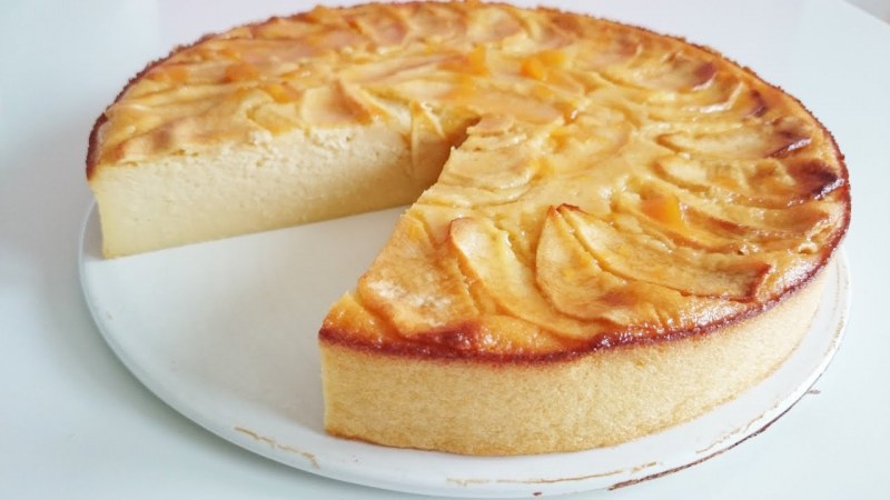 Шарлотка из песочного теста с яблоками