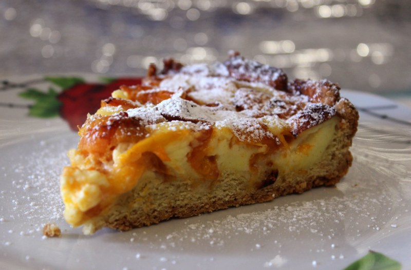 Шарлотка с персиками консервированными