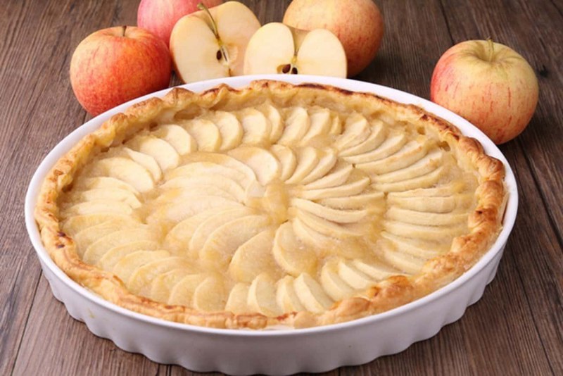 Песочный пирог с яблоками и безе