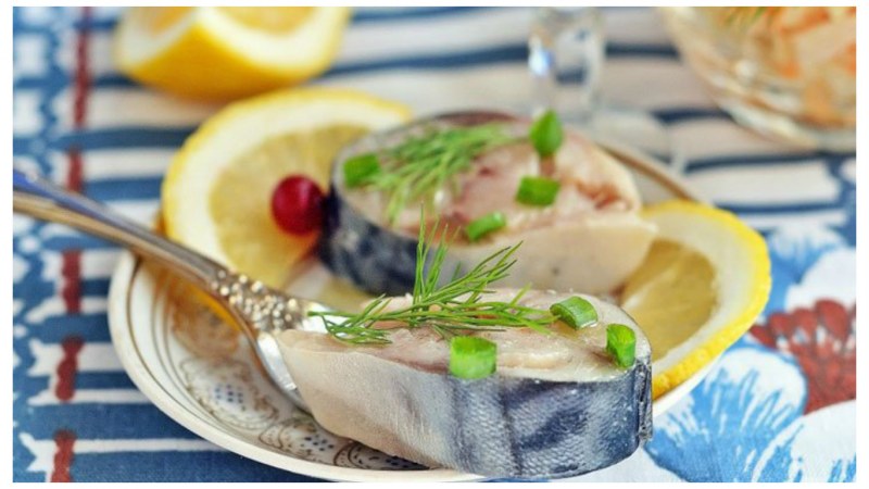 Закуска с малосольной скумбрией