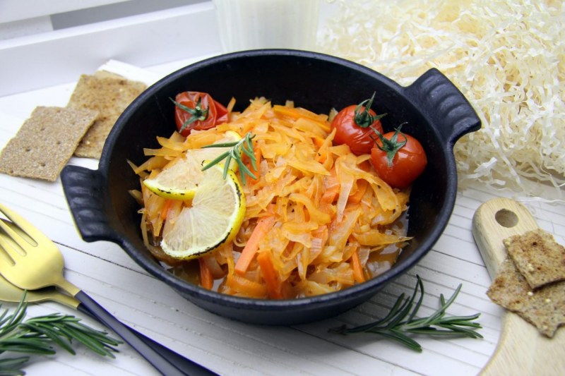 Капуста тушеная с морковью