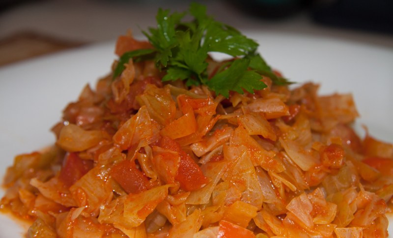 Тушёная капуста с морковью и луком