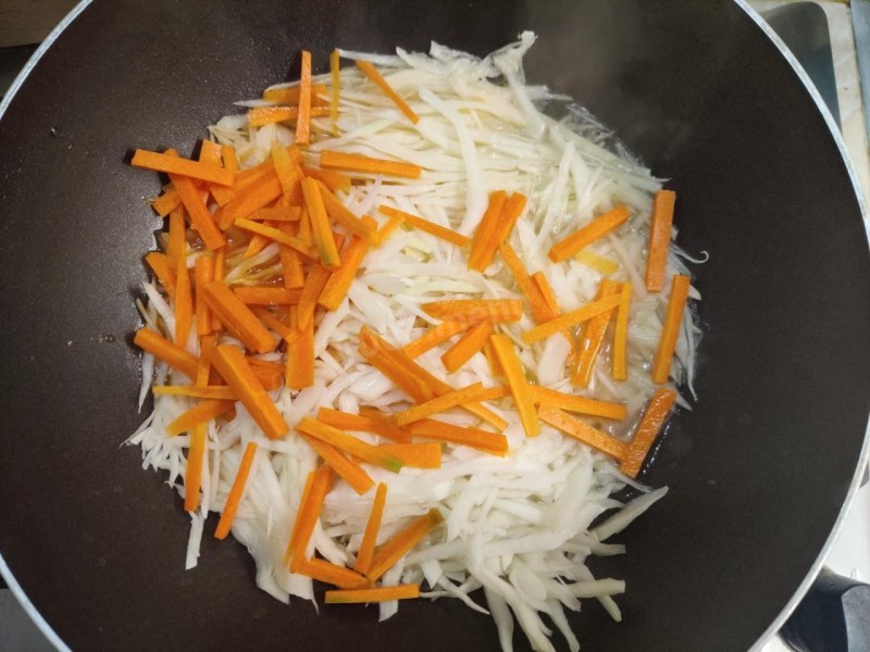 Картошка с капустой тушеная на сковороде