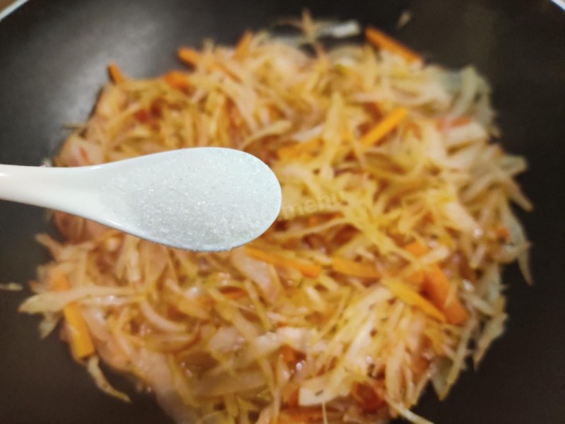 Тушёная капуста с морковью и луком