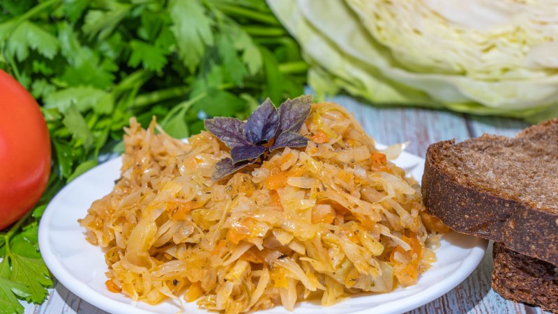 Тушеная капуста с рыбой