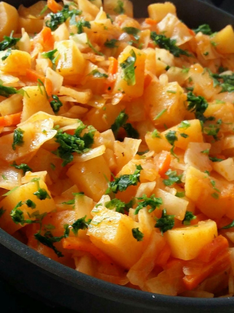 Тушеная капуста с куриным филе