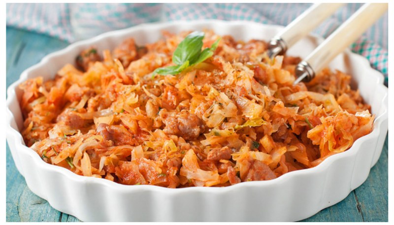 Капуста тушеная плюс куриное бедро