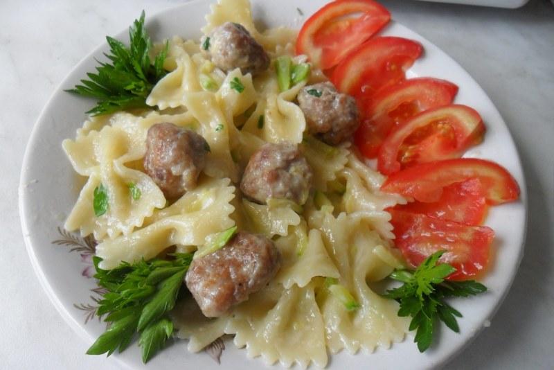 Макароны с куриными фрикадельками и томатным соусом