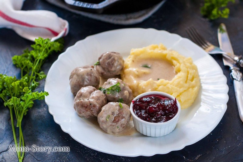 Макароны с куриными фрикадельками и томатным соусом