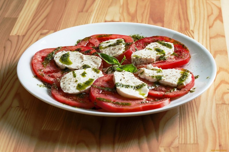 Капрезе с моцареллой и соусом песто