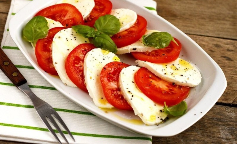 Капрезе с моцареллой и соусом песто