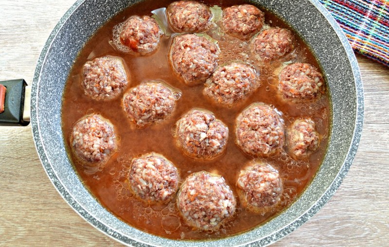 Кастрюля с фрикадельками