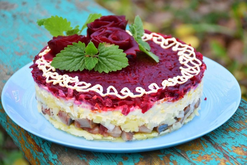 Рулет из селедки под шубой