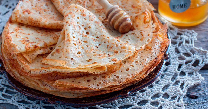 Блины дрожжевые на молоке с дырочками