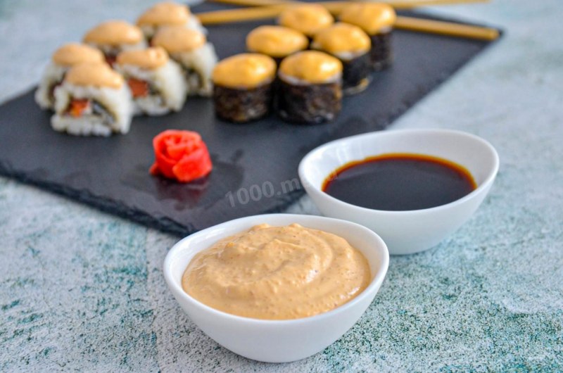 Запеченный ролл с икрой масаго
