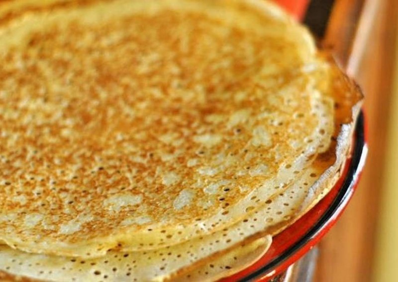 Тонкие блины на воде с дырочками