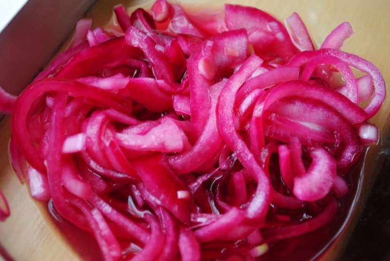 Маринованный красный лук