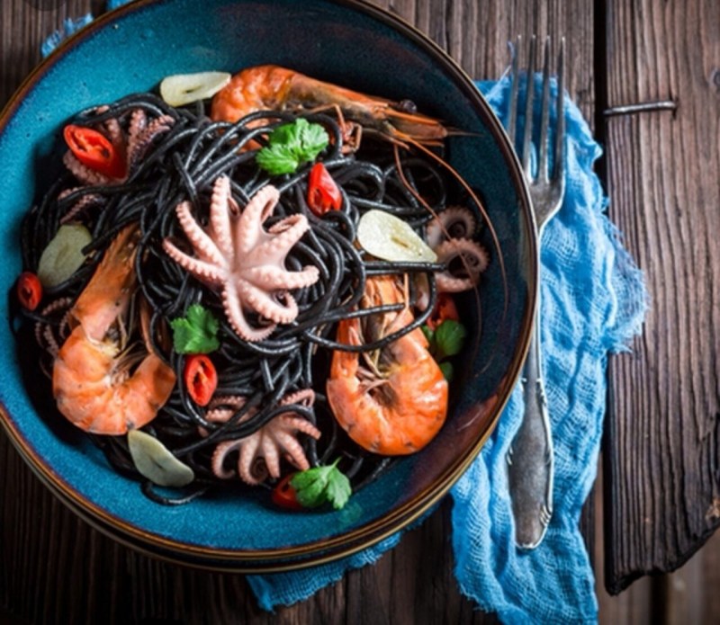 Спагетти Неро с морепродуктами и болгарским перцем
