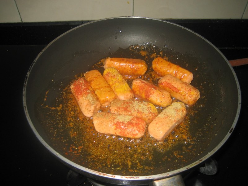 Сосиски в кляре на сковороде с сыром