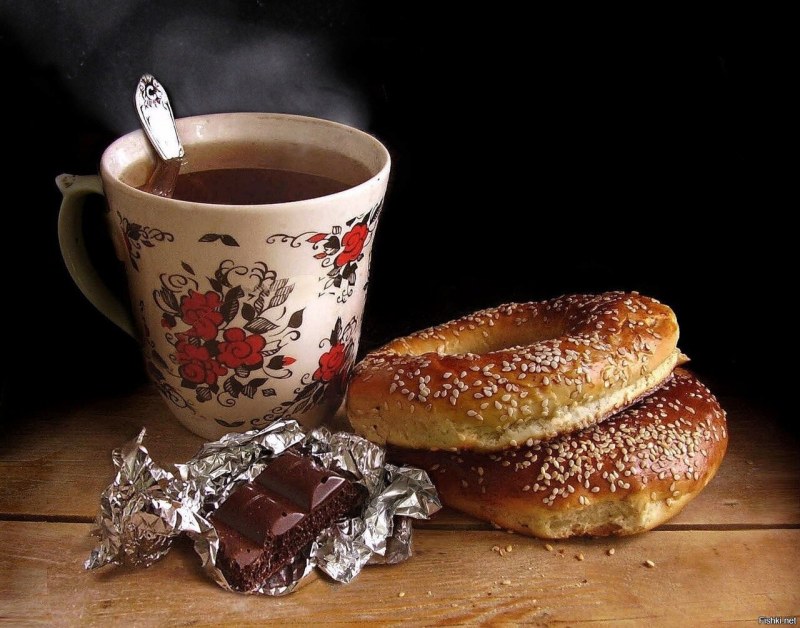 Чашка чая с булочкой
