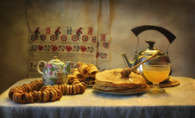 Стол с самоваром блинами и пирогами