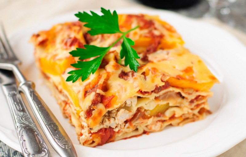 Лазанья куриная с соусом бешамель