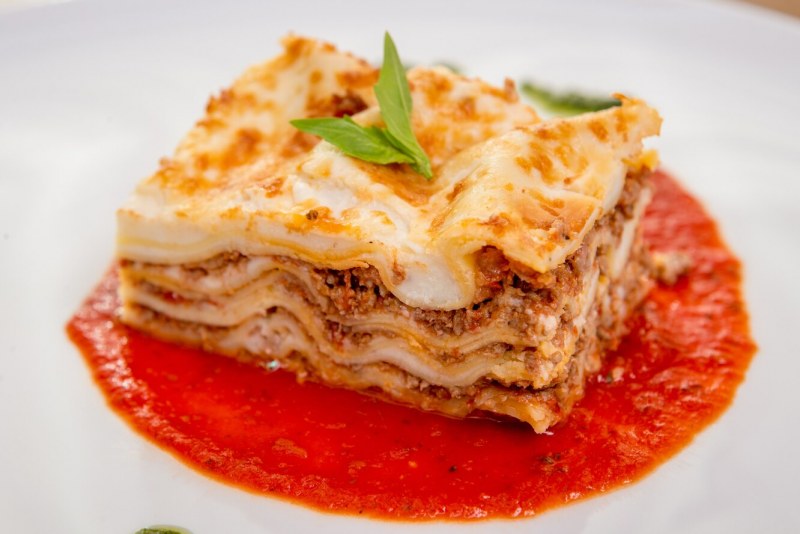 Лазанья с курицей и грибами с соусом бешамель